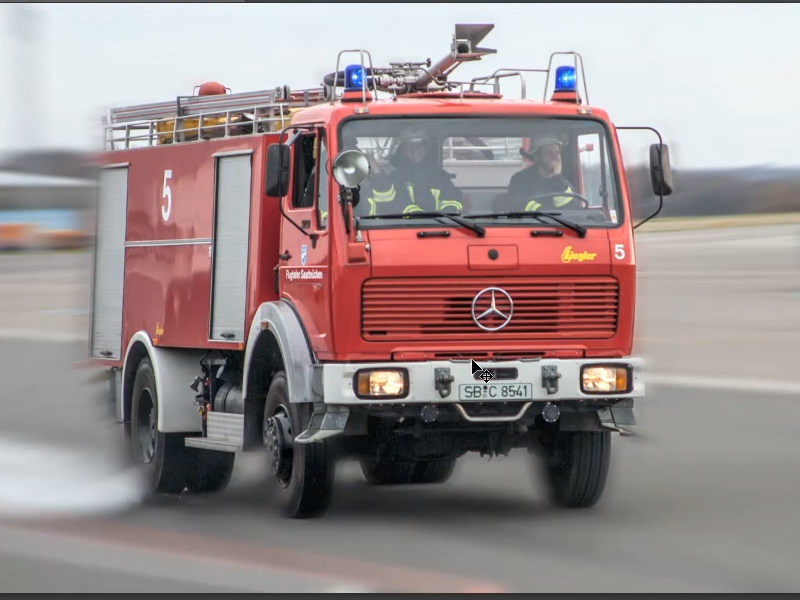 PS用滤镜制作行驶中的消防车