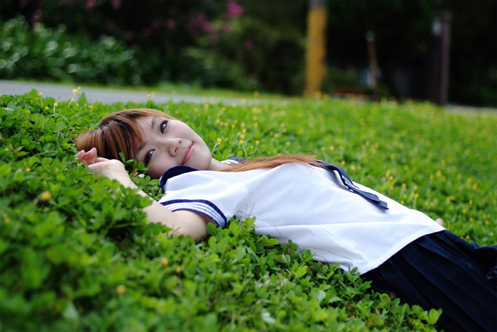 Photoshop将躺草地上的美女打造出柔和的秋季红褐色