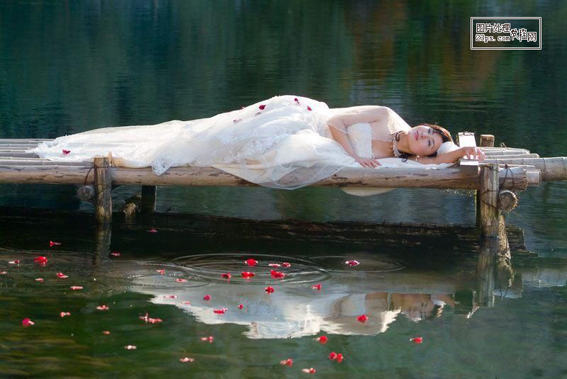 PhotoShop将睡在木桥上的美女图片调制出梦幻紫色