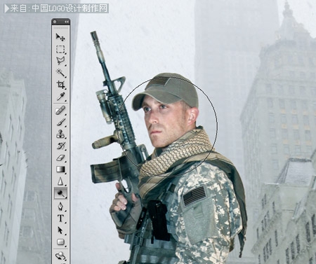 Photoshop合成士兵站在战争蹂躏的上的冷色调海报