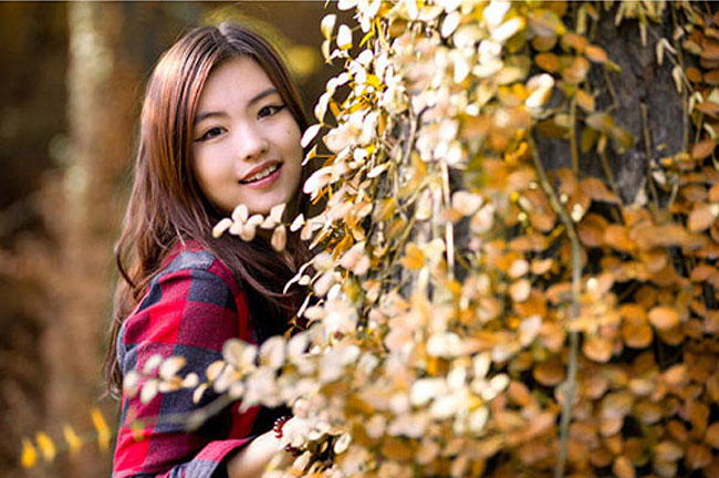 PS利用通道混合器为外景美女图片制作秋季暖色效果