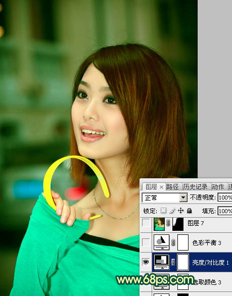 Photoshop将室内美女图片调制出流行的甜美黄青色效果