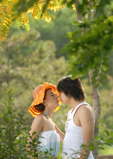 Photoshop树林人物图片调制出流行的淡雅柔美的日韩粉蓝色效果