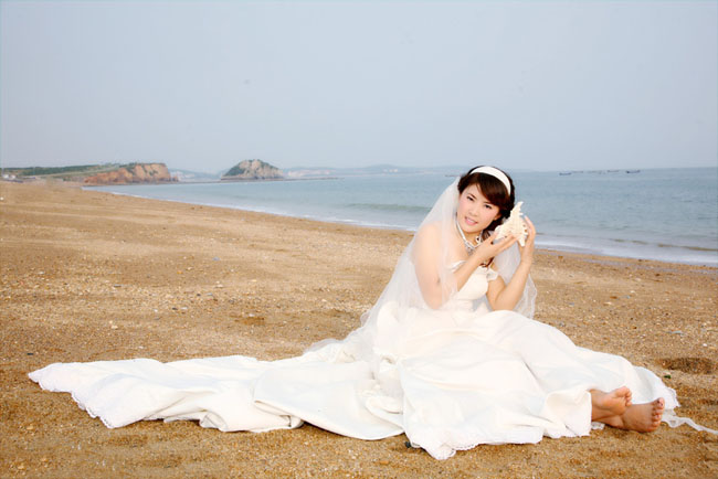 Photoshop将沙滩美女婚片调制出柔美的青黄色效果