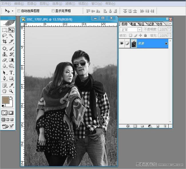 PS将黑白照片合成带逼真划痕的老照片效果