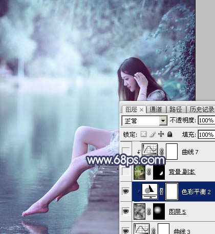 Photoshop调制出梦幻的淡调青蓝色池塘边的人物图片