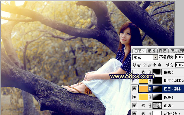 Photoshop调出秋季黄褐色树干上的美女图片