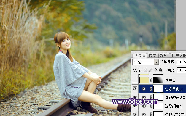 Photoshop调制出淡黄色的秋季铁轨小清新美女图片