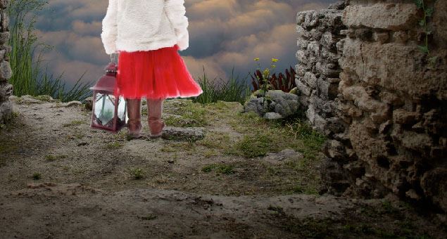 ps创意合成废墟中迷路的小女孩眺望日出的图片教程
