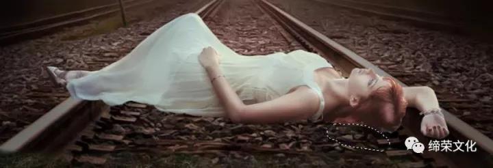 ps怎样合成一张熟睡在铁轨上穿着婚纱的长发美女图片?
