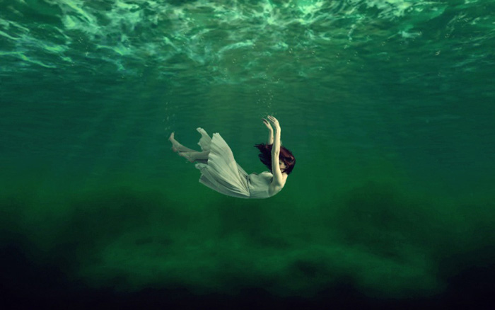 Photoshop合成制作出慢慢沉入深绿色海水中的人像效果