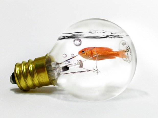 photoshop合成简单的灯泡中吐水泡的金鱼