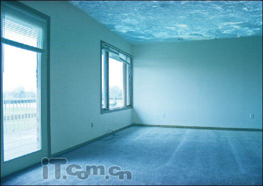 photoshop 将室内变成泳池并创意合成游泳的美女