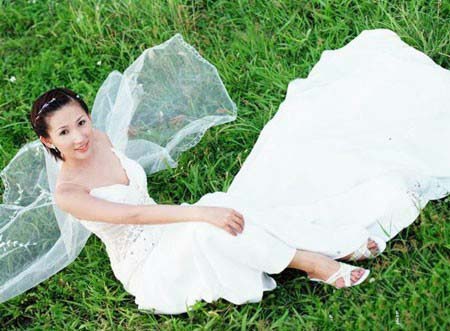 Photoshop怎么快速抠出草地中的婚纱照?