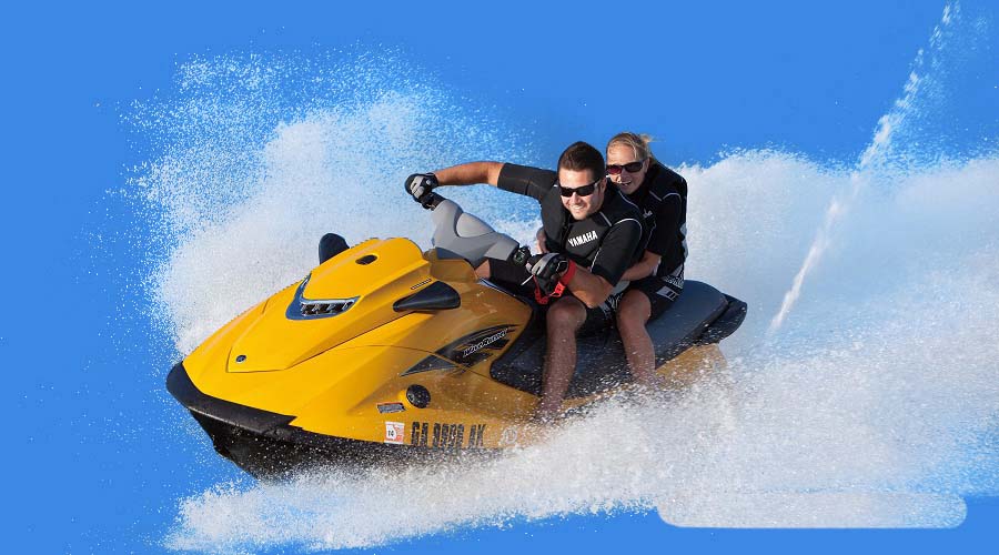 Photoshop怎么快速抠出高速行驶的摩托艇和水花?