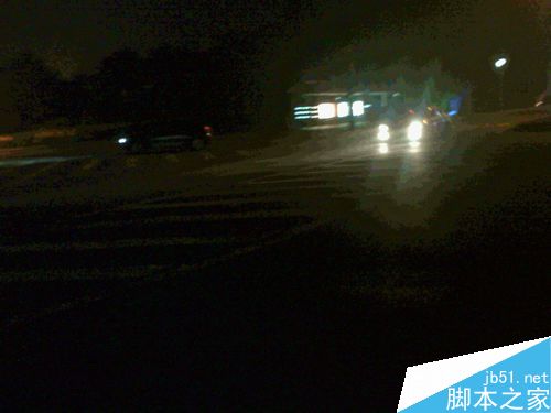 老年人在有雾气的夜间怎样捕捉车辆行驶的画面