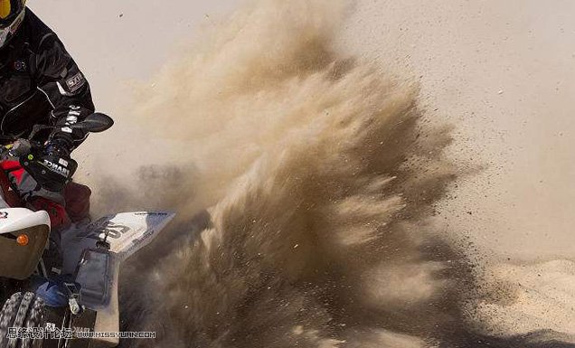 PS软件合成沙漠中奔跑的沙尘骏马图片