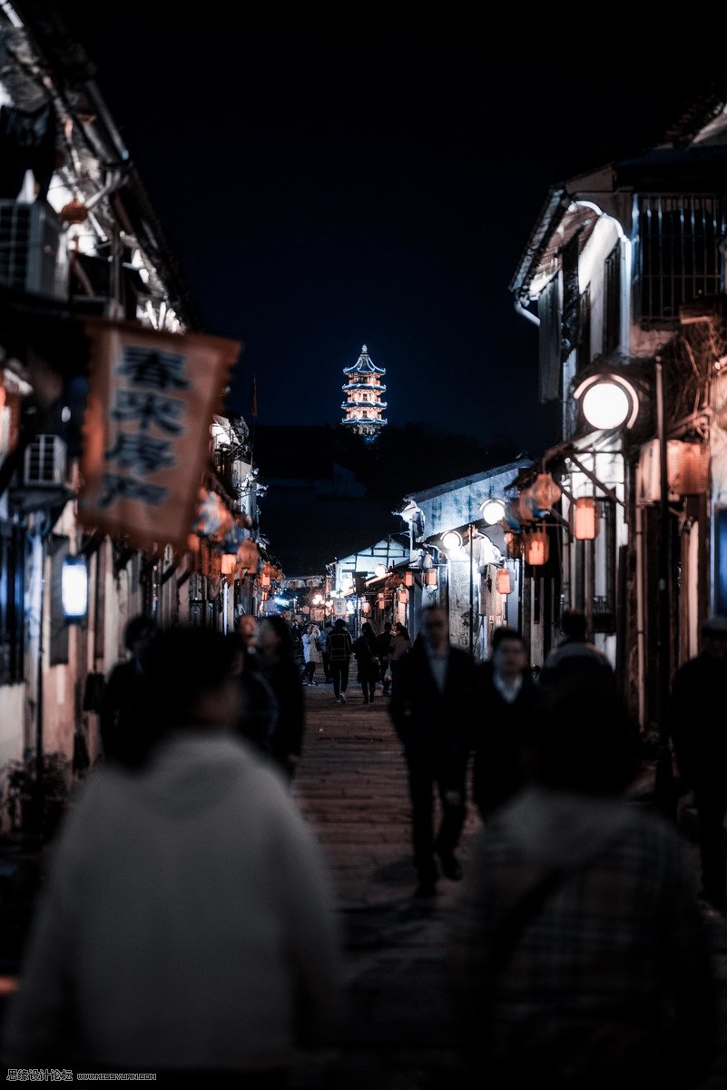 调出冷色灯光夜景仿古乡村街景照片的PS教程