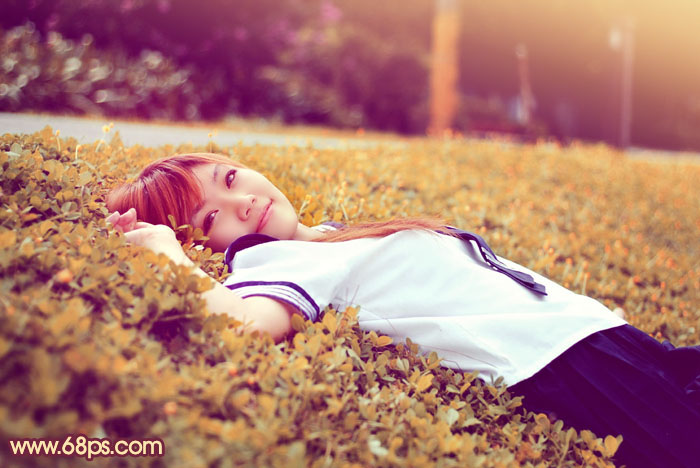 PS把躺在草地上的学生妹照片调成柔美色