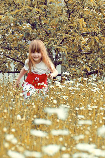 PS调出秋季橙黄色的可爱儿童照片