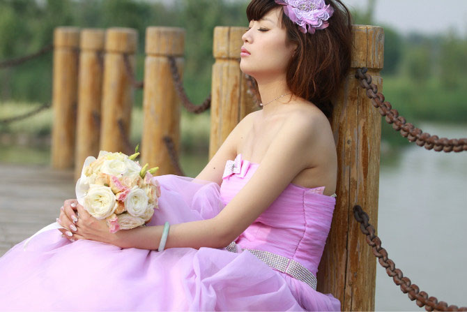 穿着粉红色婚纱的外景新娘照片处理