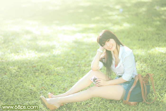 PS调出绿色阳光草地上的长腿女孩照片