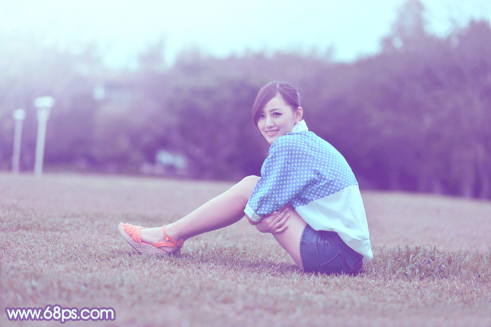 PS把公园草地上的女孩照片调成蓝紫色