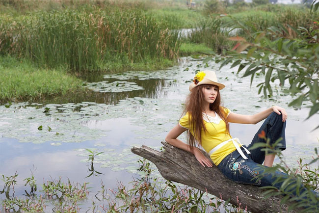 PS把沼泽湖边上的女孩写真照片调成淡黄色