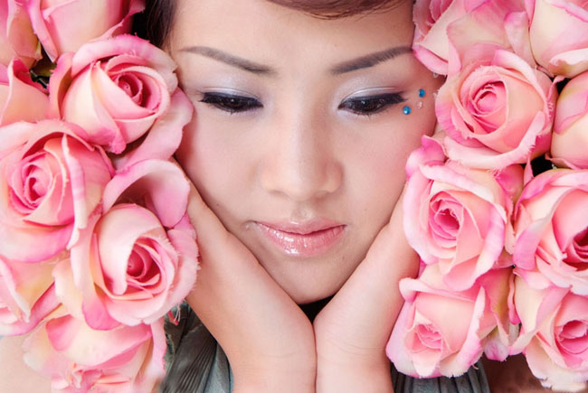 PS调出粉色玫瑰花丛中的头像照片