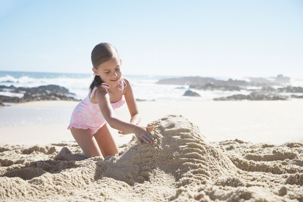 PS调出粉色光亮沙滩上游玩的儿童照片