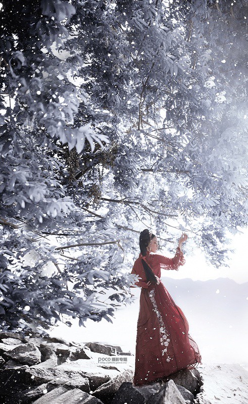 制作冷色冬季雪景女生照片的PS教程