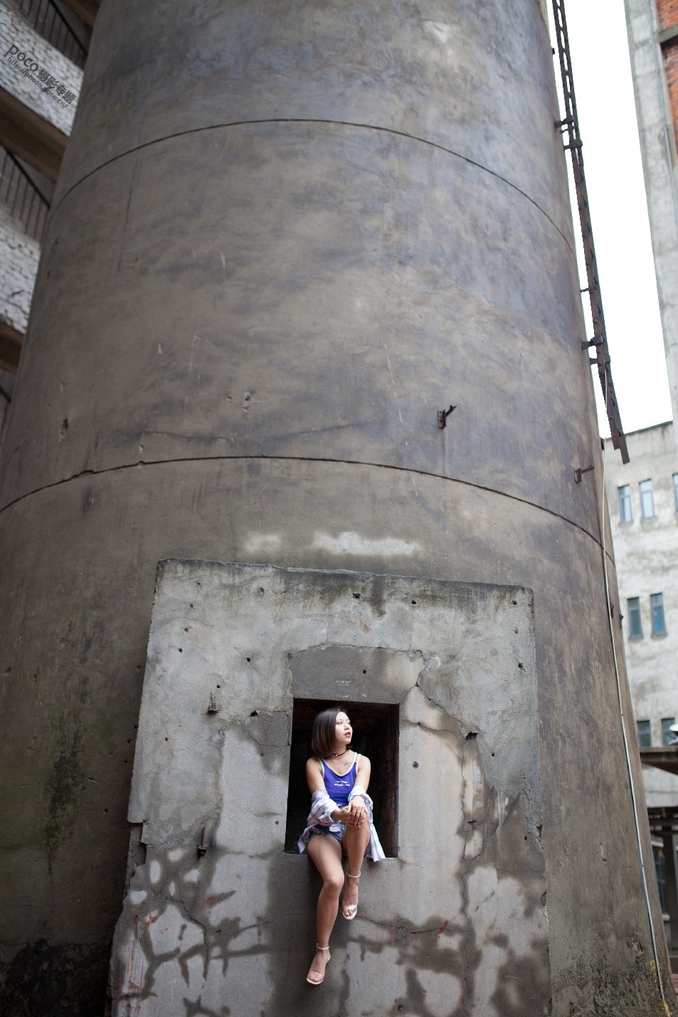美化修复废墟工厂背景女生照片的PS教程