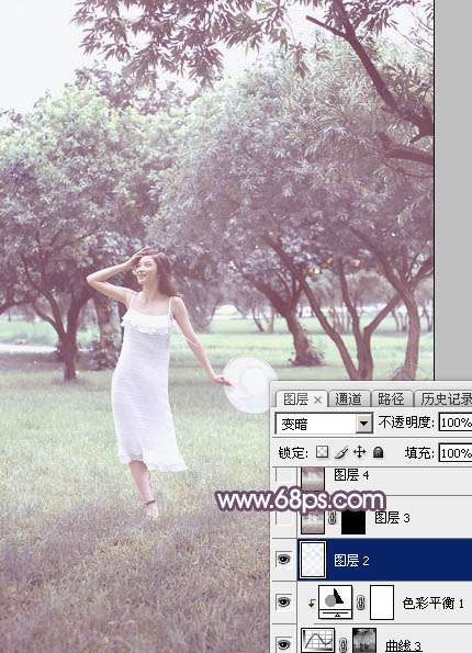 用PS调出淡紫色树林中的长裙美女图片