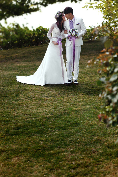 调出紫褐色草地婚纱照片效果的PS教程