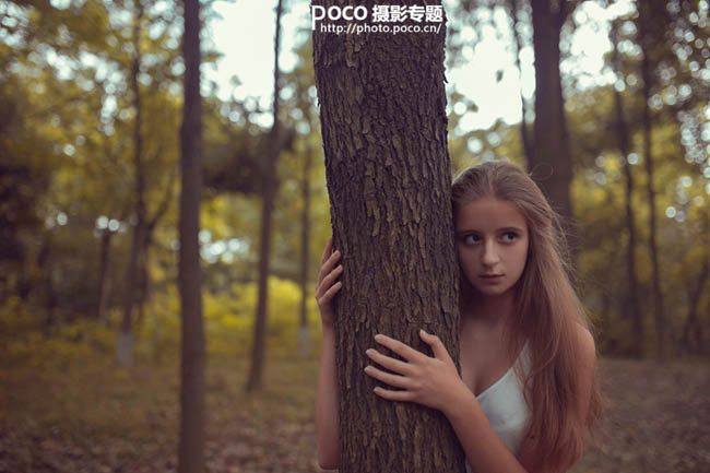 PS调出唯美秋季树林中的金发美女照片