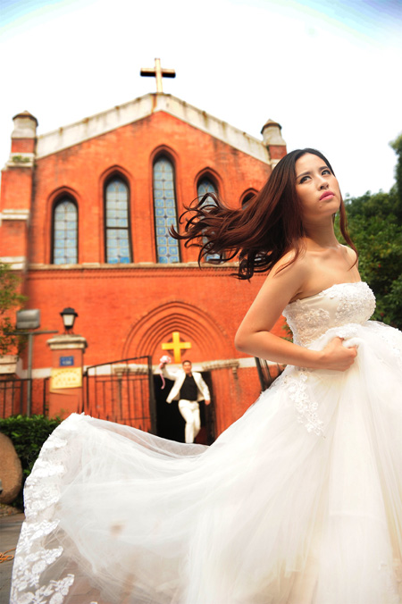 PS调出蓝色冷艳教堂背景的婚纱照片