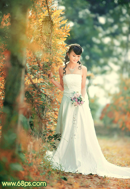 PS调出橙黄色的树林甜美婚纱照片