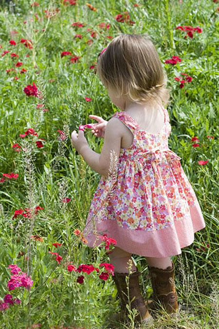用PS调出色彩鲜艳花丛中的儿童照片