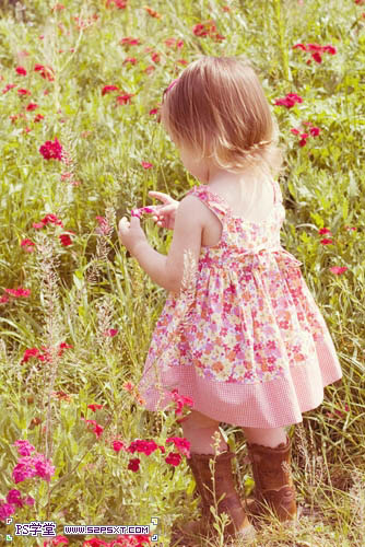 用PS调出色彩鲜艳花丛中的儿童照片