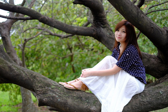 PS美化坐在大树上的漂亮女生图片
