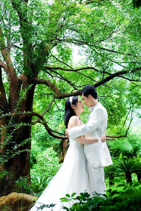 PS把绿色树林背景的婚纱照片调成淡绿色