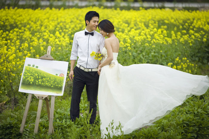 PS调出梦幻紫蓝色油菜花地中的婚纱照片