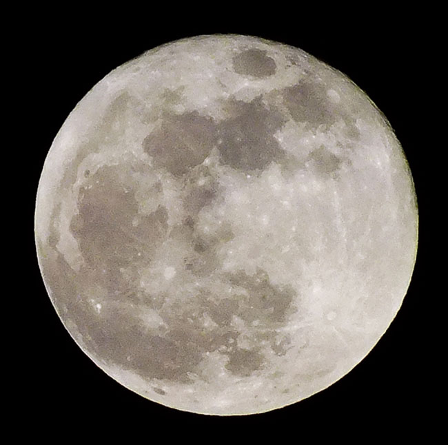 PS合成巨大月亮照耀下的唯美雪山照片