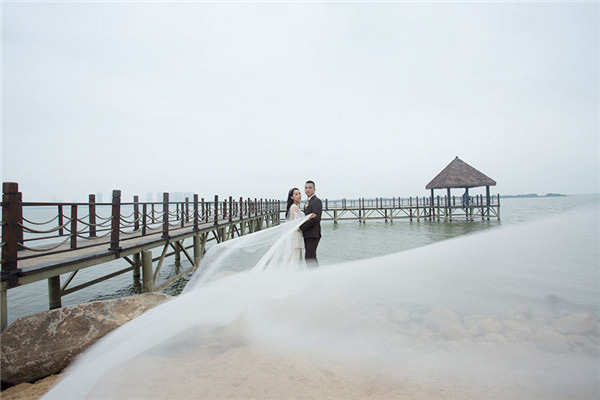 PS合成唯美色彩斑斓的海景婚纱照片
