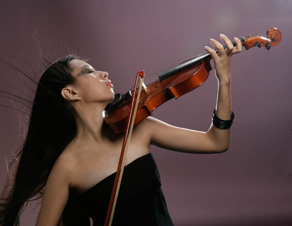 PS合成演奏火焰小提琴的女魔法师图片