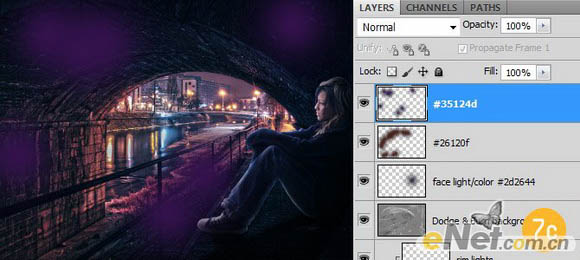 PS合成坐在桥洞中欣赏城市夜景的人物照片