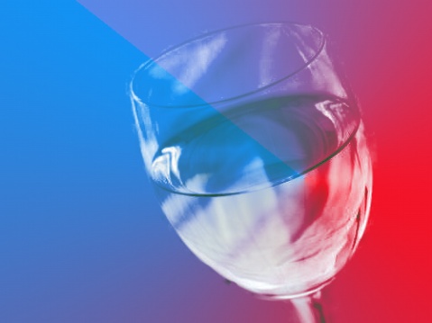 抽出滤镜抠取透明酒杯的PS教程