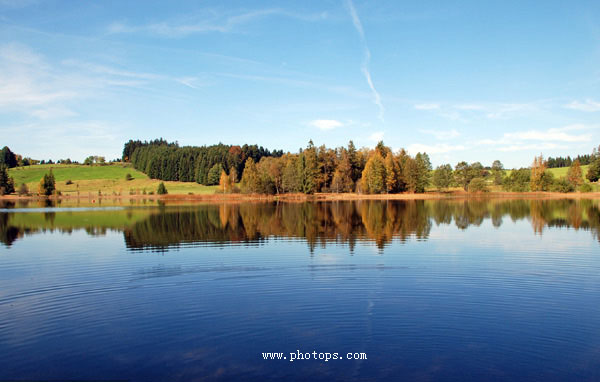 PS调出白色松树林效果的湖景照片