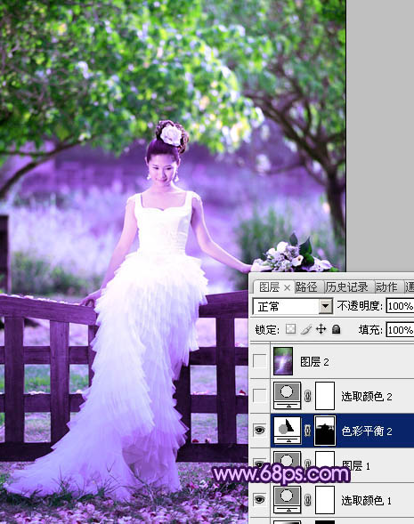 紫色唯美树林中穿婚纱的美女照片