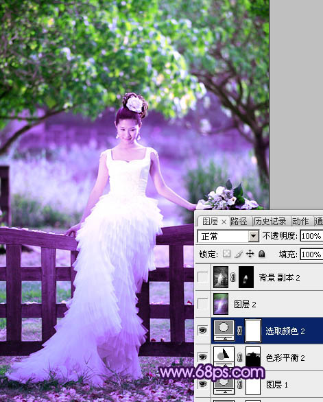 紫色唯美树林中穿婚纱的美女照片
